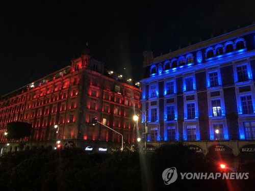 지난해 한국·멕시코 수교 60주년을 맞아 태극기 색깔 조명을 켠 멕시코시티 도심 건물[연합뉴스 자료사진. 재판매 및 DB 금지]