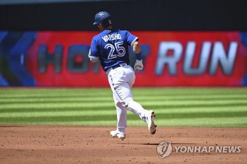 류현진을 도운 바쇼(토론토 캐내디안 프레스/AP=연합뉴스) 토론토 블루제이스 돌턴 바쇼가 14일(한국시간) 캐나다 온타리오주 토론토의 로저스 센터에서 열린 미국프로야구 메이저리그 시카고 컵스와의 홈 경기 2회말 역전 3점 홈런을 친 뒤, 다이아몬드를 돌고 있다.