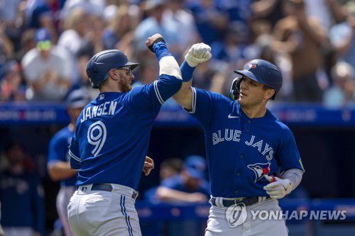 '류현진의 승리 도우미' 바쇼와 잰슨(토론토 USA투데이스포츠/로이터=연합뉴스) 토론토 블루제이스 돌턴 바쇼(오른쪽)가 14일(한국시간) 토론토 온타리오주 토론토의 로저스 센터에서 열린 메이저리그 시카고 컵스와의 홈 경기, 2회말 역전 3점 홈런을 친 뒤 대니 잰슨과 세리머니를 펼치고 있다.