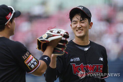 밝은 표정으로 더그아웃 향하는 고영표[연합뉴스 자료사진]