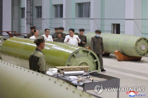 북한 김정은, "미사일 생산능력 비약적 제고"…군수공장 또 시찰(서울=연합뉴스) 김정은 북한 국무위원장이 주요 군수공장들을 시찰하고 "전쟁준비의 질적수준은 군수산업발전에 달려있다"며 무기 생산능력의 제고를 독려했다.    조선중앙통신은 김 위원장이 지난 11~12일 전술미사일 생산공장과 전술미사일 발사대차 생산공장, 전투장갑차 생산공장, 대구경 조종방사포탄 생산공장 등을 현지지도했다고 14일 보도했다. [조선중앙통신 홈페이지 캡처] 2023.8.14      [국내에서만 사용가능. 재배포 금지. For Use Only in the Republic of Korea. No Redistribution]   nkphoto@yna.co.kr
