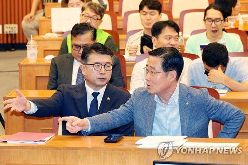 대화 나누는 장상윤-이태규(서울=연합뉴스) 임화영 기자 = 장상윤 교육부 차관과 국민의힘 이태규 의원이 14일 오후 국회에서 열린 교권회복 및 보호 강화를 위한 국회공청회에서 대화하고 있다. 2023.8.14 hwayoung7@yna.co.kr