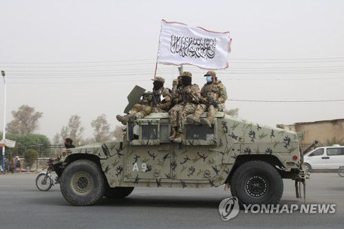 15일 아프간 칸다하르서 도로 순찰 중인 탈레반 전사들[AP 연합뉴스 자료사진. 재판매 및 DB 금지]