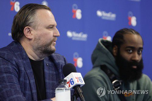 대릴 모리 단장과 제임스 하든[Getty Images/AFP=연합뉴스 자료사진. 재판매 및 DB금지]