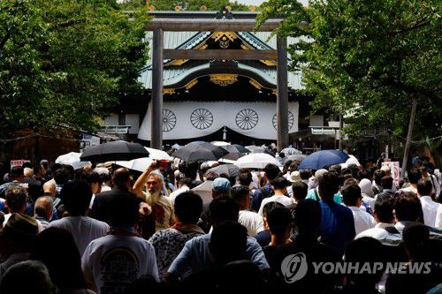 야스쿠니 신사 일반인 참배 행렬(도쿄 로이터=연합뉴스) 일본 패전일인 15일 시민들이 도쿄 지요다구의 야스쿠니신사를 참배하고 있다. 2023.8.15 sungjinpark@yna.co.kr
