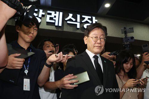 윤 대통령 부친 빈소서 조문 마친 이재명 대표(서울=연합뉴스) 신현우 기자 = 더불어민주당 이재명 대표가 15일 오후 서울 서대문구 신촌세브란스병원 장례식장에 마련된 윤석열 대통령의 부친 윤기중 연세대 명예교수의 빈소를 찾아 조문을 마친 뒤 차량으로 이동하고 있다. 2023.8.15 nowwego@yna.co.kr