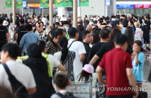 지난 15일 막바지 피서객으로 붐비는 공항[연합뉴스 자료사진]