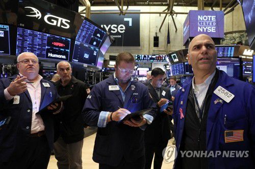 소비 강세·중국 우려에 하락한 美 뉴욕 증시(뉴욕 로이터=연합뉴스) 15일(현지시간) 미국 뉴욕증권거래소(NYSE)에서 트레이더들이 업무를 보고 있다. 이날 뉴욕증시는 미국의 소비 강세와 중국의 경기 둔화 우려 등의 영향으로 하락 마감했다. 2023.08.16 ddy04002@yna.co.kr