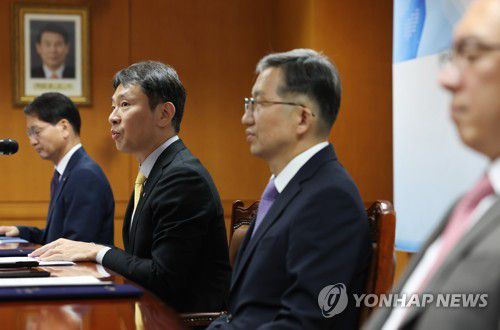 발언하는 금감원장(서울=연합뉴스) 신준희 기자 = 16일 여의도 금융감독원에서 열린 '자본시장 불법행위 대응, 협력 강화를 위한 금융감독원-국가수사본부 업무협약식'에서 이복현 금감원장이 발언을 하고 있다. 2023.8.16 hama@yna.co.kr