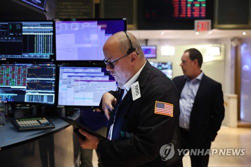 NYSE 입회장에서 일하는 트레이더들의 모습[연합뉴스 자료사진]