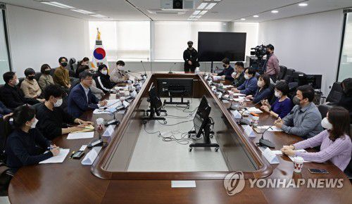 청년 대상 국민연금 간담회(서울=연합뉴스) 한종찬 기자 = 이기일 보건복지부 제1차관이 12일 오후 서울 중구 한국보건의료정보원에서 열린 제2차 청년 대상 국민연금 간담회에서 발언하고 있다. 2022.12.12 saba@yna.co.kr