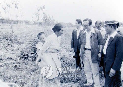 1979년 1월 농촌에서 박정희(오른쪽 모자 쓴 사람)[연합뉴스 자료사진]