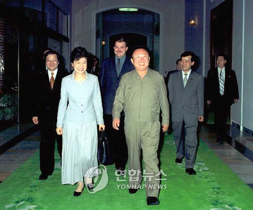 2002년 5월 평양에서 만찬장으로 향하는 박근혜와 김정일[연합뉴스 자료사진]
