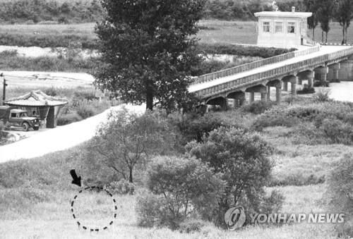 판문점 도끼만행 사건 현장 모습사진은 1976년 8월 18일 판문점 공동경비구역 내 돌아오지 않는 다리 옆에서 미루나무 가지치기 작업 중 발생한 일명 '도끼만행사건' 현장 모습. 다리 건너 흰 건물은 북한군 경비 초소다. [연합뉴스 자료사진]