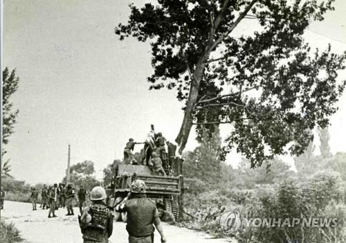 도끼만행사건의 발단된 미루나무 잘라내기1976년 8월 18일 판문점 공동경비구역 내 돌아오지 않는 다리 옆에서 미루나무 가지치기 작업 중 일명 '도끼만행사건' 발생 뒤 사흘 뒤인 21일 한.미 양군이 미루나무를 잘라내는 모습. [연합뉴스 자료사진]