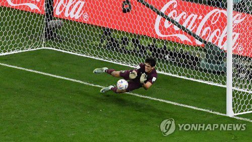 2022 카타르 월드컵 스페인과 16강전 승부차기에서 선방하는 부누[EPA=연합뉴스]
