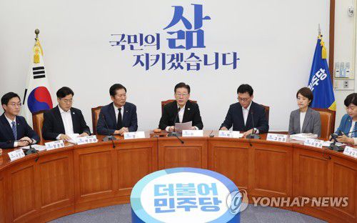 더불어민주당 최고위원회의(서울=연합뉴스) 신준희 기자 = 더불어민주당 이재명 대표가 18일 국회에서 열린 최고위원회의에서 발언을 하고 있다. 2023.8.18 hama@yna.co.kr