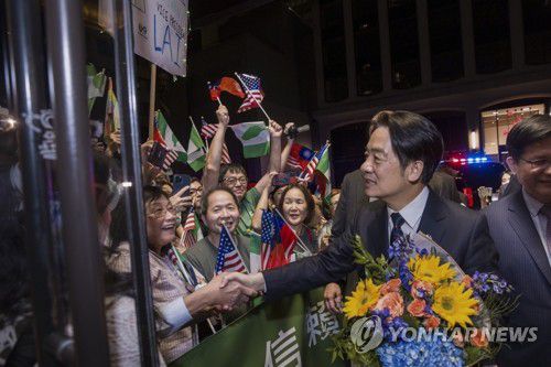 美뉴욕서 지지자들 만나는 대만 부총통(뉴욕 AP=연합뉴스) 라이칭더 대만 부총통(오른쪽 두 번째)이 13일(현지시간) 미국 뉴욕에 도착한 뒤 지지자들과 인사를 나누고 있다. 라이 부총통은 미국을 경유하는 파라과이 방문 일정의 일환으로 전날 밤 뉴욕에 도착했다. 2023.08.14 danh2023@yna.co.kr