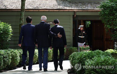 함께 걸어가는 한미일 정상(캠프 데이비드=연합뉴스) 진성철 기자 = 윤석열 대통령과 조 바이든 미국 대통령, 기시다 후미오 일본 총리가 18일(현지시간) 워싱턴DC 인근 미국 대통령 별장인 캠프 데이비드에서 한미일 정상회의를 위해 로렐 로지로 향하고 있다. 2023.8.19 zjin@yna.co.kr