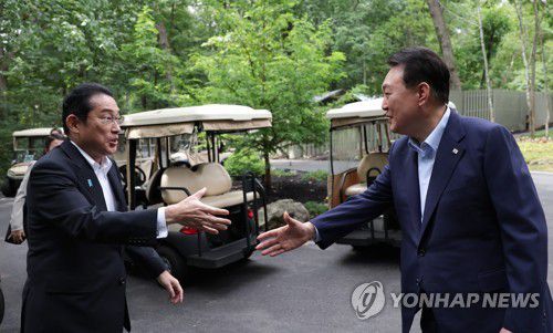 캠프 데이비드에서 악수하는 한일 정상(캠프 데이비드=연합뉴스) 진성철 기자 = 윤석열 대통령과 기시다 후미오 일본 총리가 18일(현지시간) 워싱턴DC 인근 미국 대통령 별장인 캠프 데이비드에서 열린 한미일 정상회의에 앞서 악수하고 있다. 2023.8.19 [공동취재] zjin@yna.co.kr