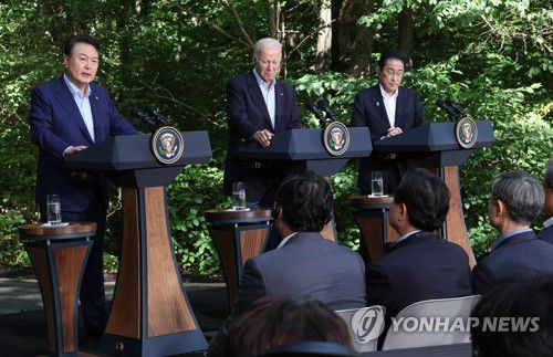 캠프 데이비드 공동기자회견 발언하는 윤석열 대통령(캠프 데이비드=연합뉴스) 진성철 기자 = 윤석열 대통령이 18일(현지시간) 워싱턴DC 인근 미국 대통령 별장인 캠프 데이비드에서 열린 한미일 정상 공동기자회견에서 발언하고 있다. 왼쪽부터 윤 대통령, 바이든 미 대통령, 기시다 후미오 일본 총리. 2023.8.19 zjin@yna.co.kr