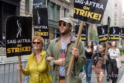 할리우드 배우 파업에 동참한 수잔 서랜든(왼쪽 첫번째) [AFP=연합뉴스]