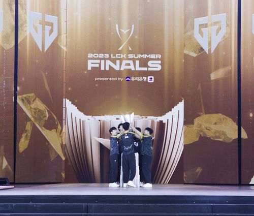 우승 트로피 들어올리는 젠지(대전=연합뉴스) 김주환 기자 = 젠지(Gen.G) 선수들이 20일 대전 유성구 대전컨벤션센터에서 열린 2023 LCK 서머 결승전에서 T1(무대 아래쪽)을 상대로 3:0 승리를 따낸 뒤 우승 트로피를 들어올리고 있다. 2023.8.20 jujuk@yna.co.kr