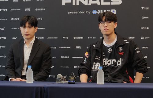 경기 종료 후 인터뷰하는 T1 임재현 감독 대행(왼쪽)과 '제우스' 최우제(대전=연합뉴스) 김주환 기자 = 20일 대전 유성구 대전컨벤션센터에서 열린 2023 LCK 서머 결승전에서 젠지에 패해 준우승한 T1의 임재현 감독과 '제우스' 최우제가 취재진 질문을 듣고 있다. 2023.8.20 jujuk@yna.co.kr