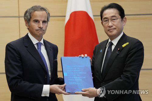 지난 7월 라파엘 그로시 IAEA 사무총장과 만난 기시다 총리[AP 연합뉴스 자료사진. 재판매 및 DB 금지]