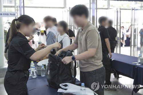 2023 LCK 서머 결승전 D-1…강화된 안전 관리(대전=연합뉴스) 김주환 기자 = 19일 대전 유성구 대전컨벤션센터 제2전시장에서 열린 2023 LCK 서머 최종 결승 진출전(준결승전) 현장을 찾은 관람객들이 경기장 입장 전 소지품 검사를 받고 있다. 2023.8.19 jujuk@yna.co.kr