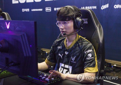 결승전 앞두고 장비 점검하는 젠지 주장 '피넛' 한왕호(대전=연합뉴스) 김주환 기자 = 20일 대전 유성구 대전컨벤션센터에서 열린 2023 LCK 서머 결승전에서 젠지(Gen.G) 주장 '피넛' 한왕호가 경기 시작 전 장비를 점검하고 있다. 2023.8.20 jujuk@yna.co.kr