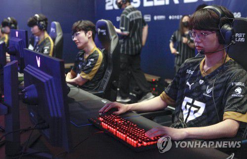 결승전 앞두고 장비 점검하는 젠지(대전=연합뉴스) 김주환 기자 = 20일 대전 유성구 대전컨벤션센터에서 열린 2023 LCK 서머 결승전에서 젠지(Gen.G) 선수들이 경기 시작 전 장비를 점검하고 있다. 2023.8.20 jujuk@yna.co.kr