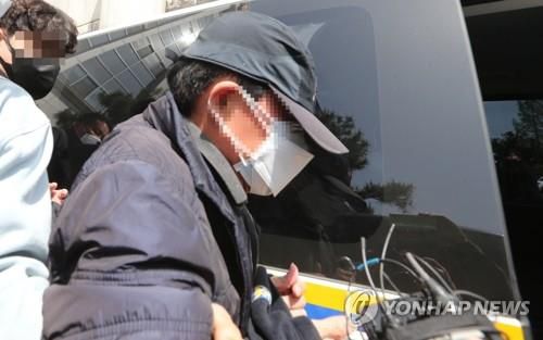 호송 차량으로 이동하는 대전 스쿨존 초등생 숨지게 한 음주 운전자[연합뉴스 자료사진]