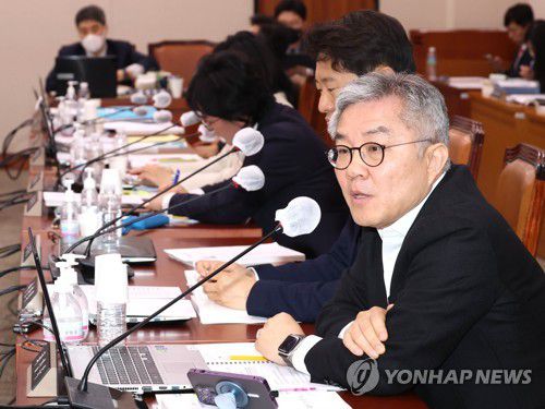 질의하는 최강욱 의원(서울=연합뉴스) 백승렬 기자 = 더불어민주당 최강욱 의원이 29일 국회에서 열린 정정미 헌법재판관 후보자에 대한 인사청문회에서 질의하고 있다. 2023.3.29 srbaek@yna.co.kr