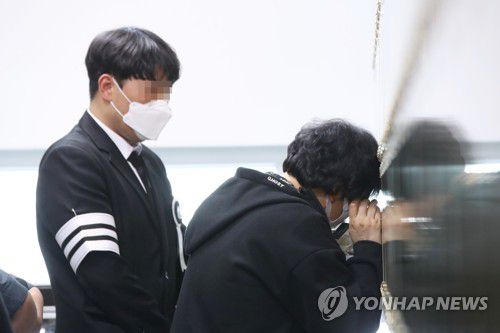 봉안된 딸 유골함 유리문에 기대 오열하는 어머니[연합뉴스 자료사진]