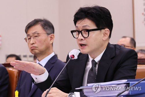 의원 질의에 답변하는 한동훈 법무부 장관(서울=연합뉴스) 이정훈 기자 = 한동훈 법무부 장관이 21일 국회에서 열린 법제사법위원회 전체회의에서 의원 질의에 답변하고 있다. 2023.8.21 uwg806@yna.co.kr