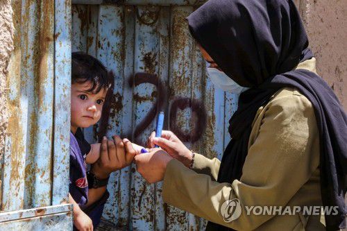 어린이에게 소아마비 백신 투여 후 표시 남기는 아프간 의료진(카불 EPA=연합뉴스) 15일(현지시간) 아프가니스탄 카불에서 한 의사가 어린이에게 소아마비 백신을 투여한 뒤 표시를 남기고 있다. 아프간 탈레반 정부는 국제구호기구와의 협력을 통해 오는 18일까지 전국적으로 소아마비 백신접종 캠페인을 벌인다. 2023.05.16 ddy04002@yna.co.kr