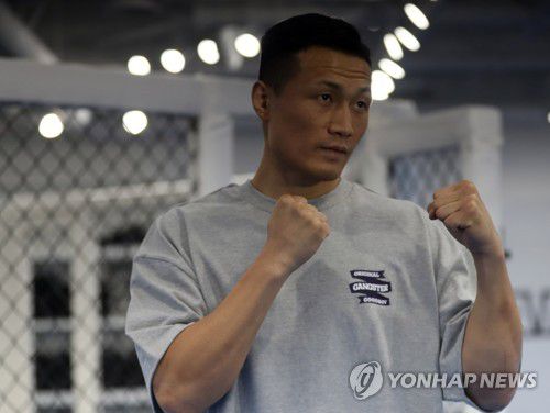 다시 옥타곤 오르는 정찬성(화성=연합뉴스) 권준우 기자 = UFC 복귀전을 앞둔 '코리안 좀비' 정찬성이 20일 오후 경기 화성시 스타즈호텔 프리미어 동탄 내 자신의 체육관에서 연합뉴스와 인터뷰 후 파이팅 포즈를 취하고 있다. 2023.7.20 stop@yna.co.kr