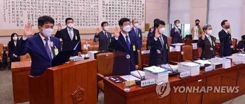 국정감사 출석한 이균용 대법원장 후보자(서울=연합뉴스) 대법원장 후보자로 지명된 이균용 서울고등법원 부장판사가 대전고등법원장 시절인 2021년 10월8일 국회 법제사법위원회 국정감사에서 선서하고 있다. 2023.8.22 [연합뉴스 자료사진] jeong@yna.co.kr