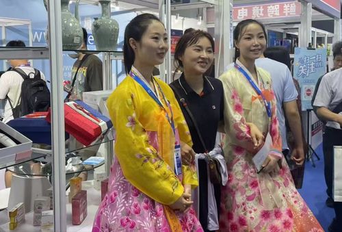 관람객들과 기념사진 촬영하는 北 전시관 직원들[촬영 박종국 기자]