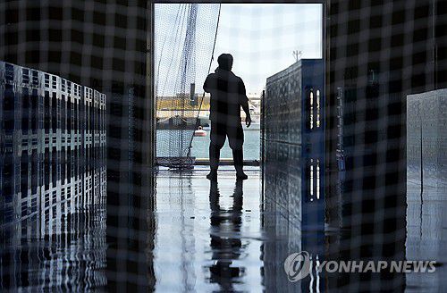 후쿠시마 지역의 어민(후쿠시마 EPA=연합뉴스) 일본 후쿠시마 제1원자력발전소 오염수(일본 정부 명칭 '처리수')가 바다에 방류된 24일 원전 인근 항구에 어민이 서 있다. 2023.8.24