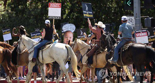 할리우드 작가와 배우들의 파업 시위[로이터 연합뉴스 자료사진. 재판매 및 DB 금지]