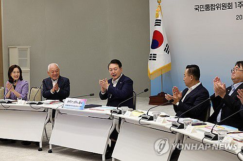 함께 박수치는 국민통합위(서울=연합뉴스) 진성철 기자 = 25일 서울 용산 대통령실 청사에서 열린 국민통합위원회 1주년 성과보고회 및 2기 출범식에서 국민통합위원회 위원들이 김한길 위원장(왼쪽 두번째)의 제의로 인사말을 마친 윤석열 대통령에게 박수를 보내고 있다.   2023.8.25 zjin@yna.co.kr