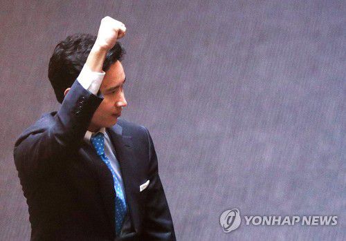 의원직 정지 후 의회 떠나는 피타 전진당 대표[EPA 연합뉴스 자료사진. 재판매 및 DB 금지]