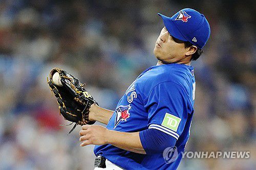 땅볼 타구 잡는 류현진(토론토 캐나디안 프레스/AP=연합뉴스) 토론토 왼손 선발 류현진이 27일(한국시간) 캐나다 온타리오주 토론토 로저스 센터에서 열린 클리블랜드와의 홈 경기에 선발 등판해, 땅볼 타구를 잡아내고 있다.