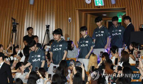 항저우 AG e스포츠 대표팀 출정식(서울=연합뉴스) 홍해인 기자 = 세계적 프로게이머 '페이커' 이상혁을 비롯한 리그오브레전드 대표팀이 28일 서울시청 다목적홀에서 열린 2022 항저우 아시안게임(AG) e스포츠 국가대표팀 출정식에 참석하고 있다. 2023.8.28 hihong@yna.co.kr