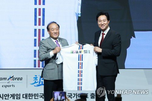 e스포츠 대표팀, 항저우 AG 유니폼 공개(서울=연합뉴스) 홍해인 기자 = 오세훈 서울시장(오른쪽)과 김영만 한국e스포츠협회(KeSPA) 회장이 28일 서울시청 다목적홀에서 열린 2022 항저우 아시안게임(AG) e스포츠 국가대표팀 출정식에서 e스포츠 국가대표팀 유니폼을 공개하고 있다. 2023.8.28 hihong@yna.co.kr