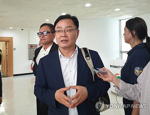 집무실 나오는 홍남표 창원시장(창원=연합뉴스) 정종호 기자 = 검찰이 압수수색을 벌인 25일 오후 경남 창원시청에서 홍남표 시장이 취재진의 질문에 답변하고 있다. 2023.8.25