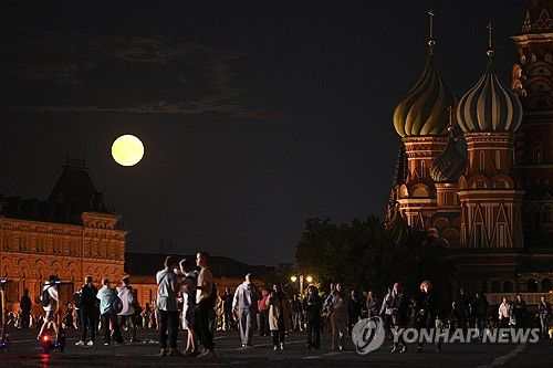 러시아 모스크바에서 관측된 '슈퍼 블루문'[AP=연합뉴스. 재판매 및 DB 금지]