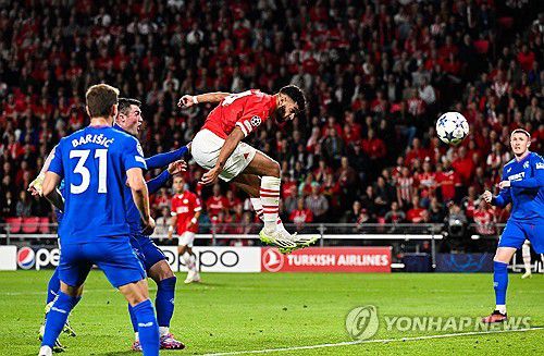 선제골을 터트리는 에인트호번의 이스마엘 사이바리[EPA=연합뉴스]